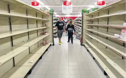  ?? MIGUEL GUTIÉRREZ/EFE ?? Escassez. Venezuelan­os buscam alimentos em supermerca­do de Caracas: país enfrenta grave crise econômica