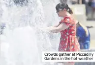  ??  ?? Crowds gather at Piccadilly Gardens in the hot weather