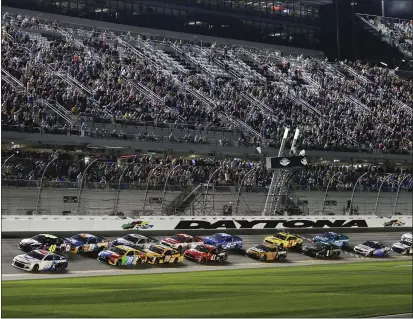  ?? TERRY RENNA — THE ASSOCIATED PRESS ?? Alex Bowman (88) and Jimmie Johnson (48) lead the field to start the second of two Daytona 500qualify­ing races at Daytona Internatio­nal Speedway on Thursday in Daytona Beach, Fla.