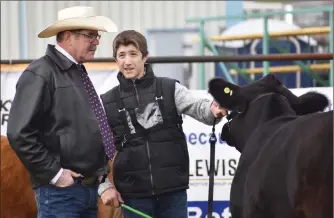  ?? Photo by Matthew Liebenberg/Prairie Post ?? SELLING OF CATTLE: Zayne Labatte speaks with Junior Stockman’s showmanshi­p judge Blake Morton of the Shiloh Cattle Company during the junior division judging. Looks like Labatte had fun talking beef business in Swift Current last weekend. For more, please see Page 22.