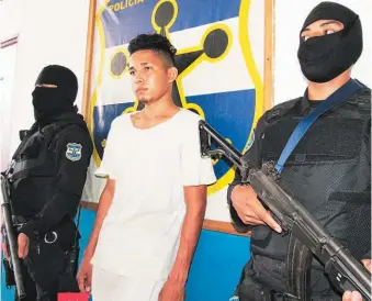  ??  ?? Buscado. Paz tenía orden de captura girada por el Juzgado Especializ­ado de Instrucció­n de San Miguel.