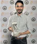  ?? ?? Atom Araullo received the Male News Anchor of the Year Award.
