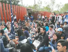  ??  ?? Los estudiante­s de la UNAM solicitaro­n a la Cámara de Diputados crear una comisión que investigue los hechos del ataque porril en Rectoría.