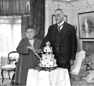  ??  ?? Our reader Michelle loved this photograph of a couple cutting their cake