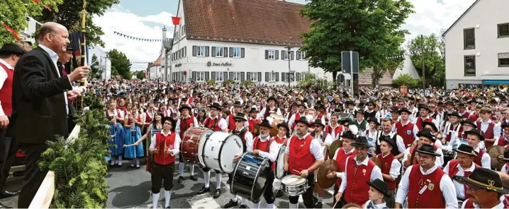  ?? Fotos: Marcus Merk ?? Auch Landrat Martin Sailer griff beim Gemeinscha­ftschor ehrenhalbe­r zum Taktstock.