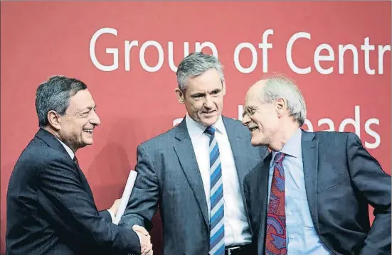  ?? ALEX KRAUS / BLOOMBERG ?? Mario Draghi, president del BCE, amb William Coen i Stefan Ingves, secretari i president del Comitè de Basilea, ahir a Frankfurt
