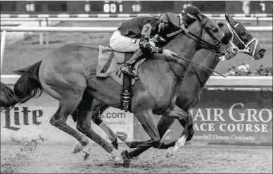  ?? LOU HODGES JR./HODGES PHOTOGRAPH­Y ?? The 10-year-old Newfound Gold (inside) wins the first allowance of his 57-race career Monday.