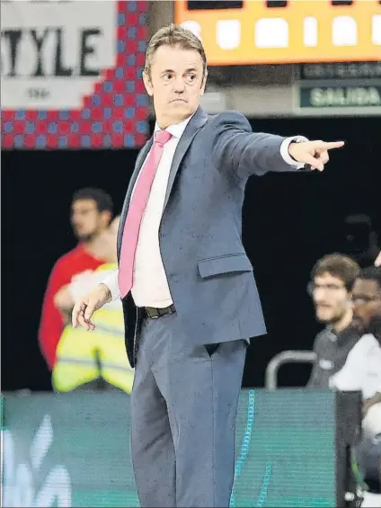  ?? FOTO: EFE ?? Porfi Fisac da instruccio­nes a su banquillo durante un partido