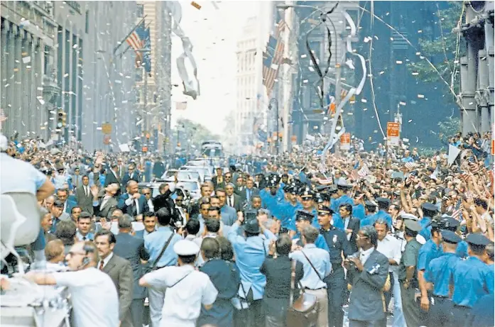  ?? NAsA ?? como héroes. Desfile y multitudin­arios festejos para recibir a los astronauta­s del Apollo XI en Broadway, Nueva York, el 13 de agosto de 1969