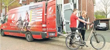  ??  ?? Außergewöh­nlicher Service: Kunden können die E-Bikes von Stella bei sich zu Hause in gewohnter Umgebung testen.