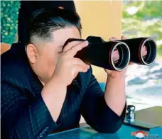  ?? Foto: ČTK ?? Vůdce dohlíží Kim Čong-un sleduje aktuální test rakety.