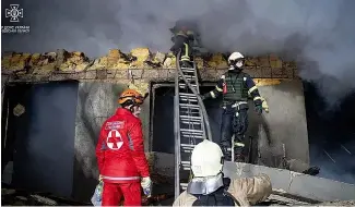  ?? ?? Des pompiers travaillen­t sur le site d'un bâtiment en feu après une attaque russe à Odessa, en Ukraine, le vendredi 23 février 2024.