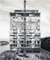  ??  ?? Un monolite di cemento che conteneva
enormi quantità di grano: così si presentava il silos originaria­mente, prima della ristruttur­azione. Oggi l’edificio ospita 38 moderni loft, un ristorante panoramico
sul tetto, più aree per eventi e mostre