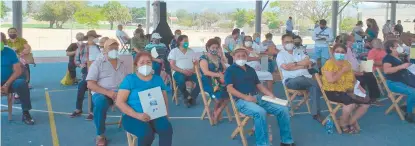  ??  ?? Los asistentes a la aplicación en Chiapas reconocier­on que la atención en el lugar fue muy buena, incluso organizado­res pusieron música.