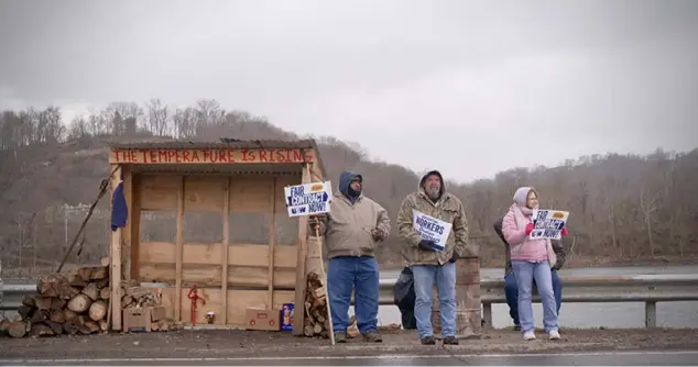  ?? Sam George / Bertelsman­n Foundation photos ?? Weeks stretched into months on the picket lines in Brackenrid­ge last year.