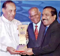  ??  ?? Santha Jayasundar­a receiving the award from Speaker Karu Jayasooriy­a