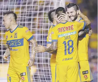  ??  ?? Gignac festeja su segundo gol, gracias a un centro de Sosa.