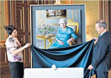  ??  ?? The Queen pays a virtual visit to the Foreign Office (main) to see her new portrait by artist Miram Escofet with Sir Simon McDonald
