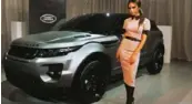  ??  ?? Victoria Beckham ante su Range Rover.