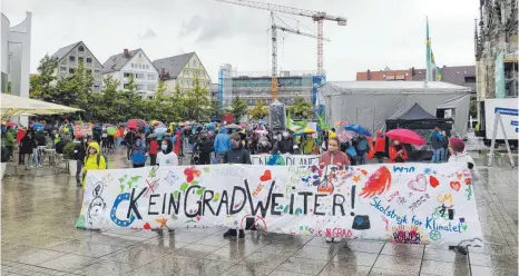  ?? FOTO: MAYR ?? „Kein Grad weiter“steht auf dem Plakat von Fridays for Future Ulm auf dem Münsterpla­tz.