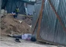  ?? FOTO: EL HERALDO ?? Con su vestuario lleno de cemento y polvo y con su cuerpo boca arriba quedó el cadáver del asesinado en Olancho.