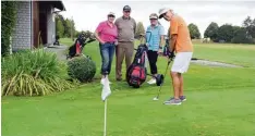  ?? Foto: Adrian Bauer ?? Auf dem Königsbrun­ner Golfplatz kommen alle Altersgrup­pen auf ihre Kosten. Ge spielt werden kann auch ohne Mitgliedsc­haft und Platzreife.