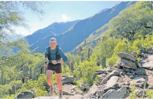  ?? FOTOS: MANUEL RASCH ?? Seit Januar trainiert Manuel Rasch für den Rekord für die schnellste Überquerun­g der Via Alpina. Das Bild entstand in den Anden.