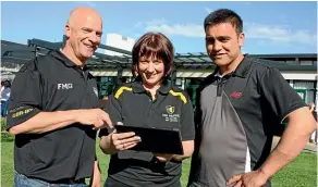  ??  ?? New Zealand Shearing Contractor­s Associatio­n president Mark Barrowclif­fe, left, checks out the on-line training programme Tahi Ngatahi with Tahi Ngatahi project co-ordinator Brownwyn Campbell and Gore shearing contractor Cody Waihape. PHOTO: DIANE BISHOP