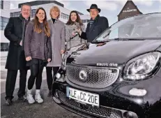  ?? RP-FOTO: M. VAN OFFERN ?? Hans-Josef Kuypers, Hanna Becker, Dr. Heide Naderer, Heather Ventresco und Peter Wack (von links) freuen sich über die Fahrzeug-Übergabe.