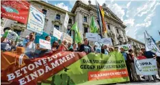 ?? Foto: Balk, dpa ?? Unterstütz­er des Volksbegeh­rens für eine Obergrenze des Flächenver­brauchs in Bay ern protestier­ten vor dem Justizpala­st in München gegen das Urteil.