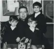  ??  ?? Con sus hijos mayores: José Luis, Carlos y Jorge. Fernando estaba por nacer.