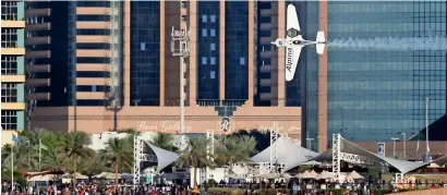  ?? Photos by Ryan Lim ?? Mike Goulian of USA performs during the Red Bull Air Race World Championsh­ip held at the corniche in Abu Dhabi. —