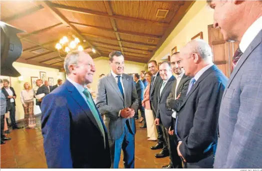  ?? JORGE DEL ÁGUILA ?? Antonio Moreno y Juanma Moreno saludan a varios directivos, el pasado viernes en Guadacorte.