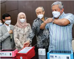  ?? ALFIAN RIZAL/JAWA POS ?? APRESIASI INOVASI: Ketua Yayasan RS Islam Surabaya M. Nuh (kanan) mencoba i-nose di RSI Jemursari kemarin (22/2).