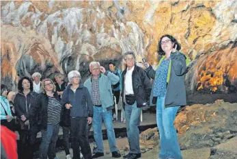  ?? FOTO: NUSS ?? Diplom-Geologin Iris Bohnacker vom Geopark (rechts) führt die Besuchergr­uppen durch den Hohle Fels.