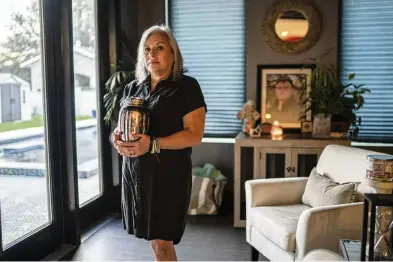 ?? CÁRDENAS / THE NEW YORK TIMES VERÓNICA G. ?? Sandra Bagwell of Mission, Texas, holds the remains of her son, Ryan Bagwell, who died in 2022. The death certificat­e for 19-yearold Ryan states that he died from a fentanyl overdose, but Sandra says that is wrong. “Ryan was poisoned,” she says.