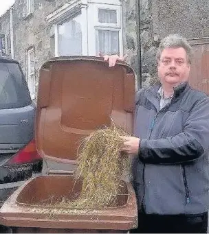  ??  ?? ● County councillor Steve Churchman with his garden waste bin and inset left the Gwynedd Council calendar showing collection dates