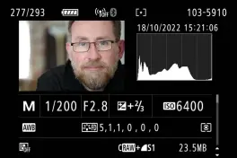  ?? ?? Skin tones correspond to the central section of the histogram, and the white highlight on the image left results in the peak on the far right