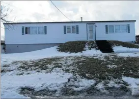  ??  ?? The facade on this long and boxy house facing the St. Lawrence River is flat and bland.