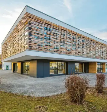  ?? Foto: Matthias Baumgartne­r ?? Als gelungenes Beispiel eines Gewerbebau­s wurde 2018 die Betriebser­weiterung der Schreinere­i Lehle in Schwabmünc­hen durch den Landkreis Augsburg ausgezeich­net.