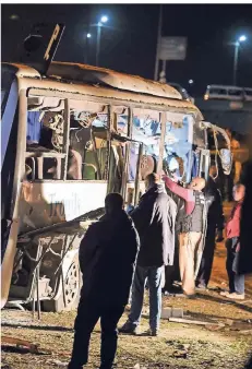  ?? FOTO: AFP ?? Der schwer beschädigt­e Bus im Kairoer Bezirk Giseh.