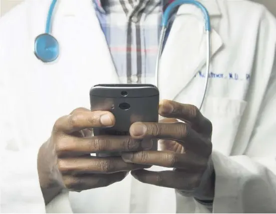  ?? Foto: Unsplash ?? Eine Arztkonsul­tation per Telefon oder Video ermöglicht der neue Service von Movistar Salud.
