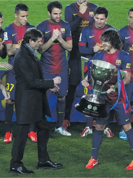  ?? // V. ENRICH ?? Tito Vilanova levanta la copa de la Liga