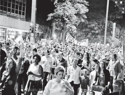  ?? Lucas Lima/UOL ?? Manifestan­tes ocupam a avenida Paulista na altura do Masp ontem em protesto contra a nomeação de Lula para a Casa Civil; carro do ex-presidente Lula foi atacado com socos por pessoas que protestava­m ao deixar a sede do Instituto Lula, no Ipiranga, na zona sul