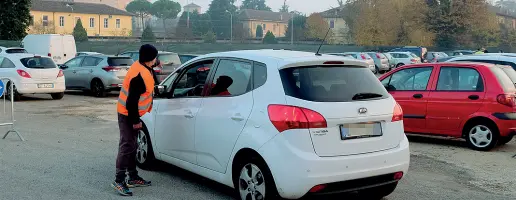  ??  ?? A fianco, il parcheggio della ex caserma Prandina ieri nel primo pomeriggio: pieno a metà. Sopra, l’avviso con cui il titolare del bar Diego di corso Milano annunciava ieri la chiusura per oggi e domani a causa del blocco antismog