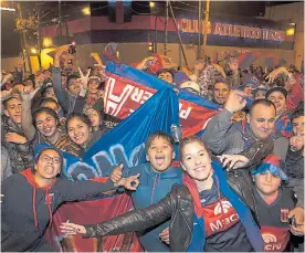  ?? ROLANDO ANDRADE ?? En Victoria. Fanáticos, anoche, en el Dellagiova­nna.