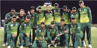  ?? – AFP ?? ALL SMILES: South Africa’s team pose with the trophy after defeating Australia in the third one-day internatio­nal cricket match to take the series 2-1, in Hobart.