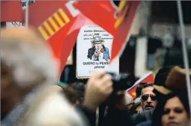  ?? MANUEL LORENZO / EFE ?? Aspecto de la manifestac­ión de jubilados y pensionist­as celebrada ayer en Alicante