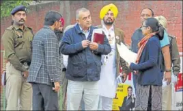  ?? BHARAT BHUSHAN/HT ?? Himachal chief electoral officer Narender Chauhan (centre) interactin­g with Patiala DC Ramvir Singh and Nabha returning officer Jashanpree­t Kaur during his visit to the strongroom at Government College of Physical Education in Patiala on Wednesday.