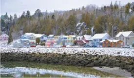  ?? OLIVIER ZUIDA LE DEVOIR ?? La Malbaie entend aller de l’avant, dans le secteur de Pointe-au-Pic, avec un projet touristiqu­e qui comprend la constructi­on d’un pastiche de gare de chemin de fer près d’un ancien quai qui doit être rénové pour attirer
« des bateaux corporatif­s ».